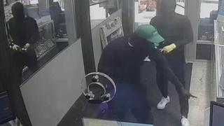 ВИДЕО запечата обир за над 2 милиона долара в центъра на Ню Йорк