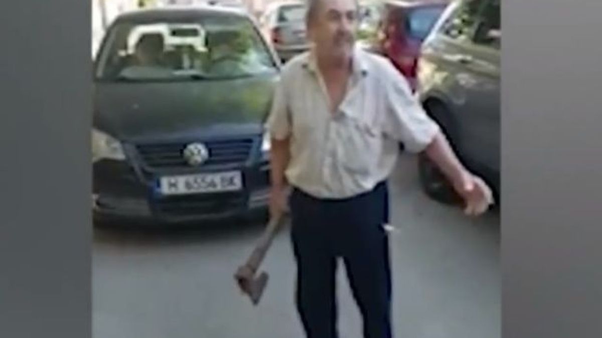 Кошмар в Шумен! Мъж с брадва крещи: "Ще те разсека" ВИДЕО