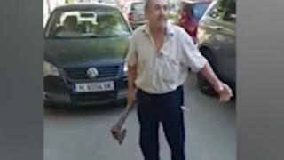 Кошмар в Шумен! Мъж с брадва крещи: "Ще те разсека" ВИДЕО