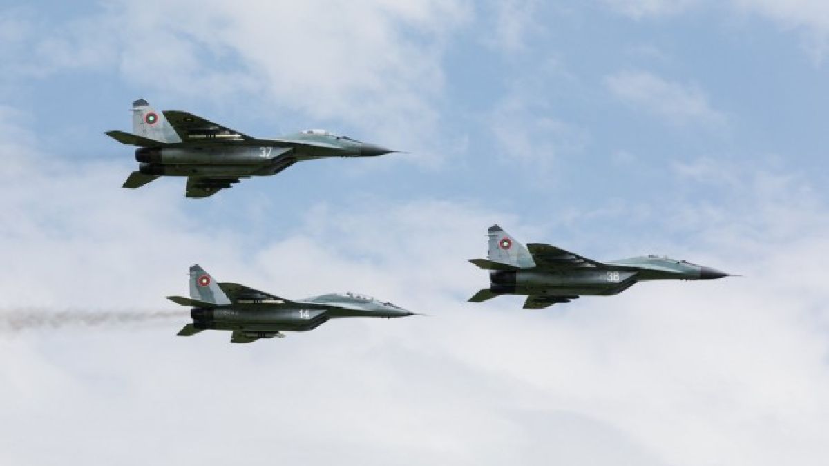 Военни самолети край Пловдив вбесиха хората