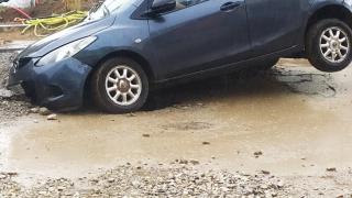 Вироглав търновец нахлу с колата в затворен участък и ето какво му се случи СНИМКИ 