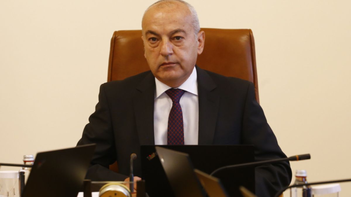 Служебният премиер върна уволнена от Петков шефка важна институция 