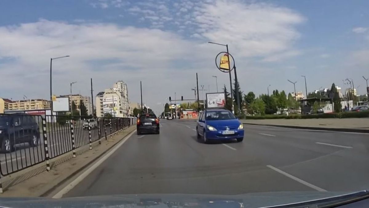 Неадекватен шофьор направи немислимото в столичния кв. "Люлин" ВИДЕО