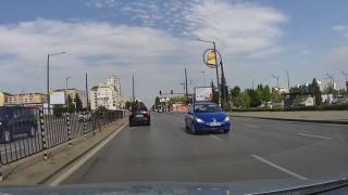 Неадекватен шофьор направи немислимото в столичния кв. "Люлин" ВИДЕО
