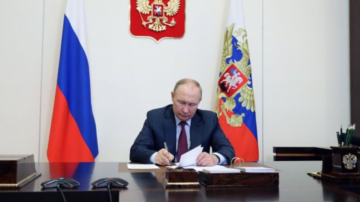 Путин смени голям военен шеф след експлозиите в авиобазата в Крим