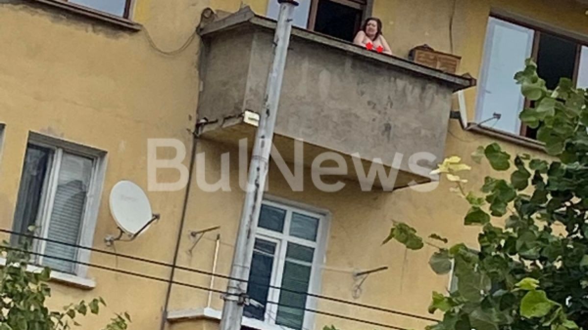 Зрелище! Разкрепостена врачанка излезе на тераса и размята бомбите си СНИМКИ 18+