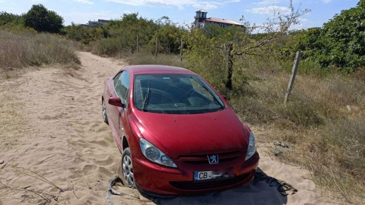 Хванаха на СНИМКИ и ВИДЕО червено пежо в яка издънка на роден плаж