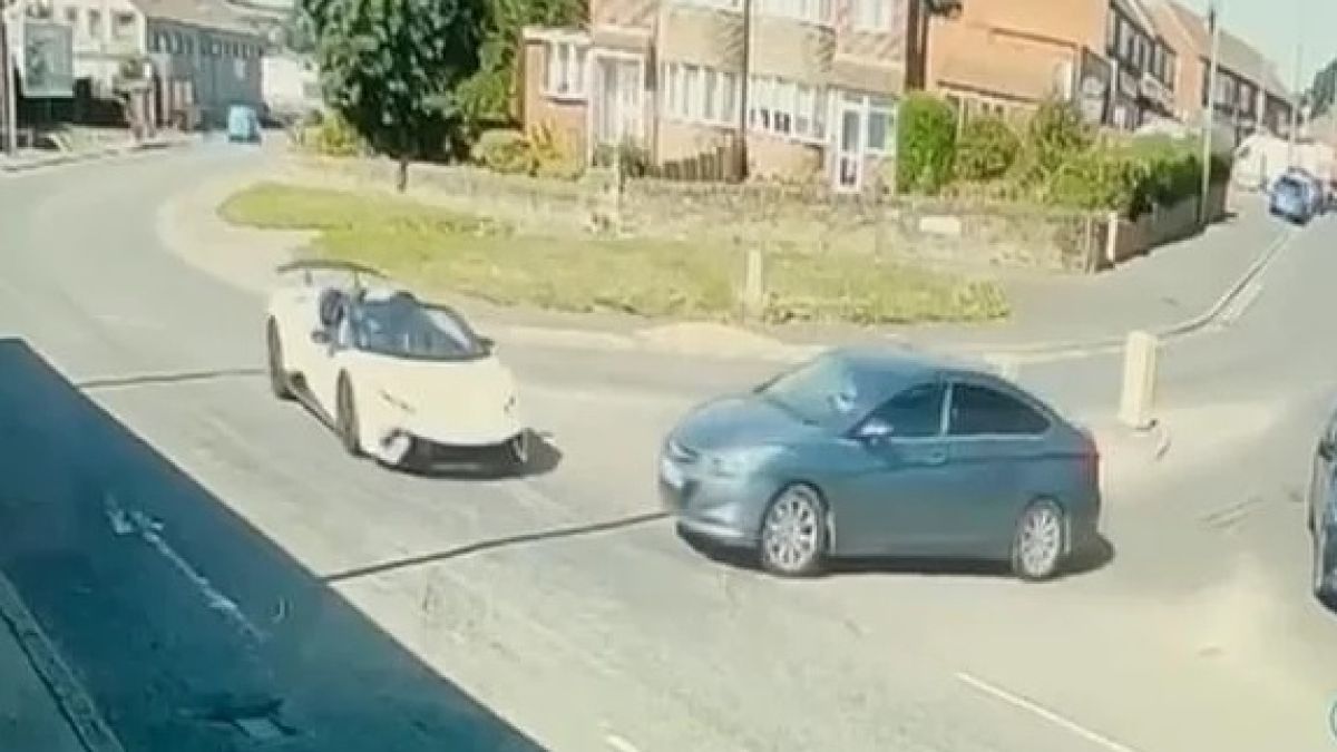 Зрелищни ВИДЕА: Hyundai се качи върху луксозно Lamborghini