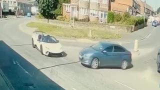 Зрелищни ВИДЕА: Hyundai се качи върху луксозно Lamborghini