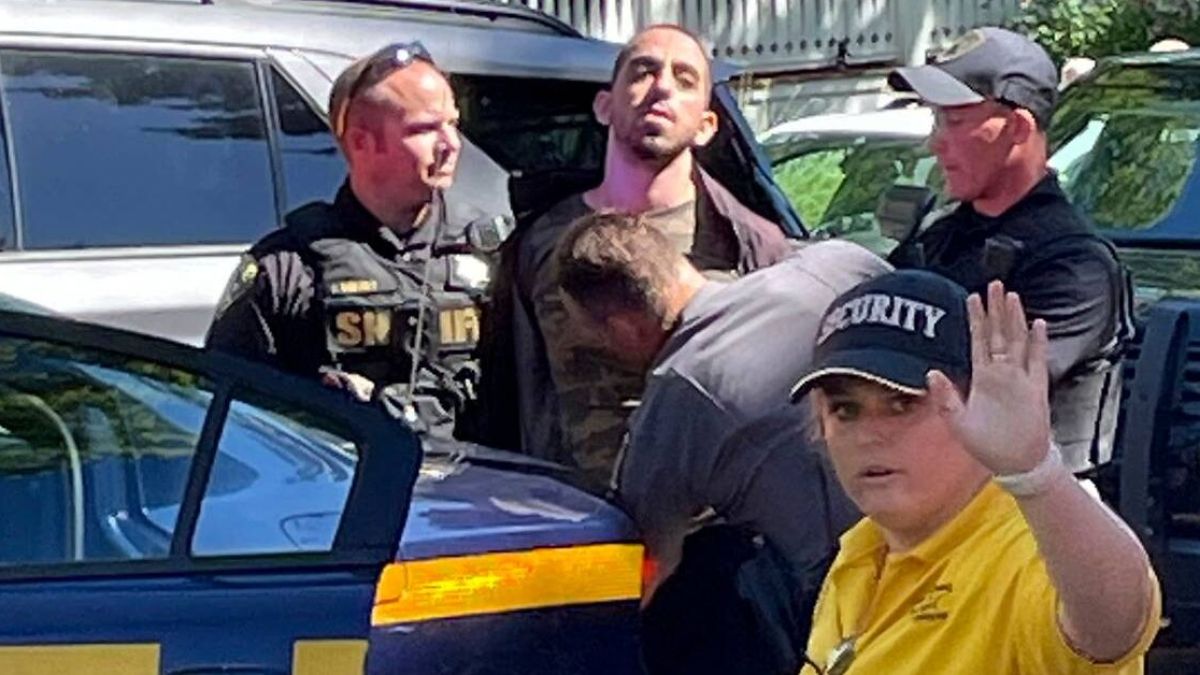 Задържаха коляча на писателя Салман Рушди, оказа се, че е ... 