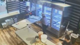 Мъж тръгна да краде храна от заведение, но последва нещо невероятно ВИДЕО