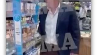 Изненада! Изловиха Борис Джонсън и булката му в гръцки супермаркет ВИДЕО