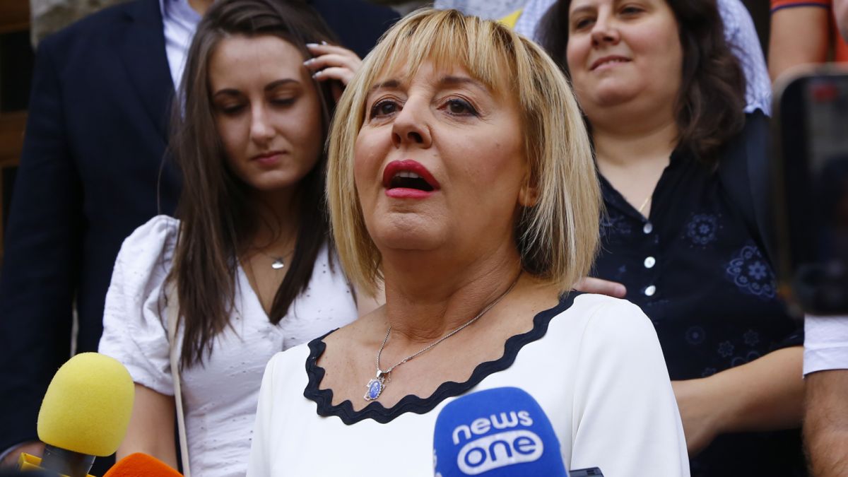 Мая Манолова слизала някъде под земята, ама точно къде
