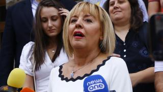 Мая Манолова слизала някъде под земята, ама точно къде
