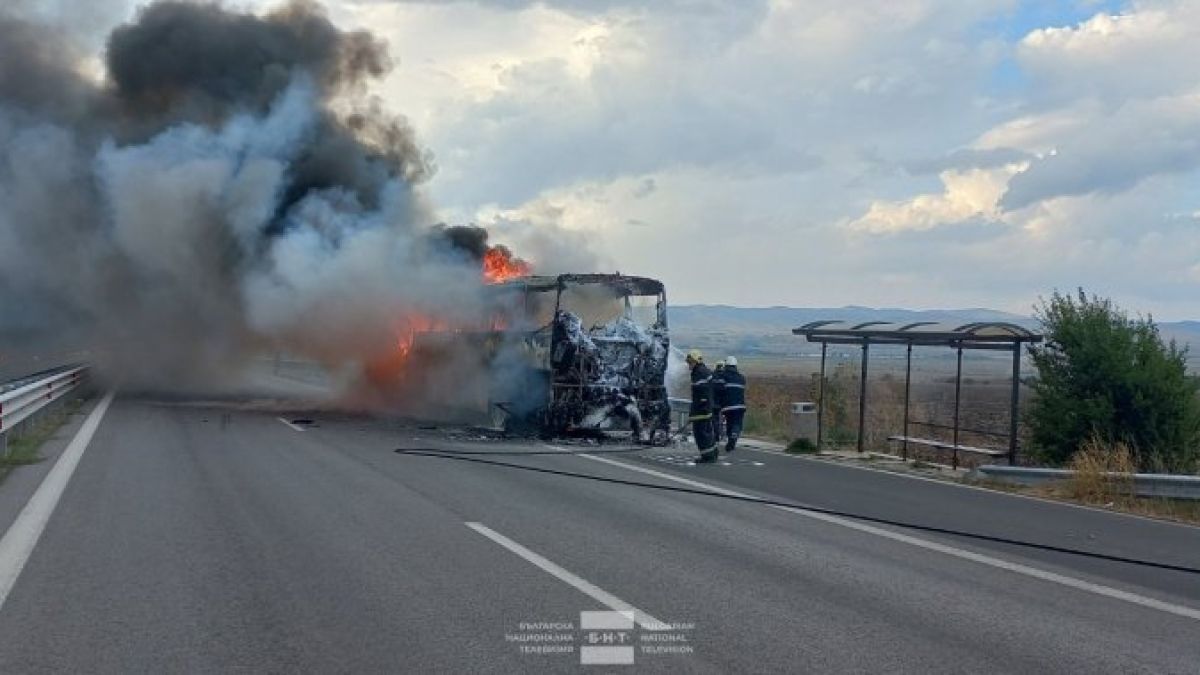 Нов ужас с пълен с народ автобус на АМ "Тракия", движението е спряно ВИДЕО 