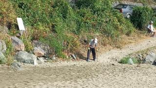 СНИМКА на 80-г пенсионер с два бастуна на плажа в Царево вдигна цунами от коментари в мрежата