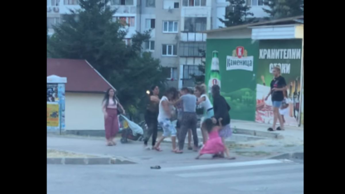 Хвърчат коси и перушина: Грозен женски бой във варненски квартал ВИДЕО 