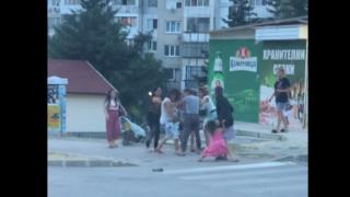 Хвърчат коси и перушина: Грозен женски бой във варненски квартал ВИДЕО 