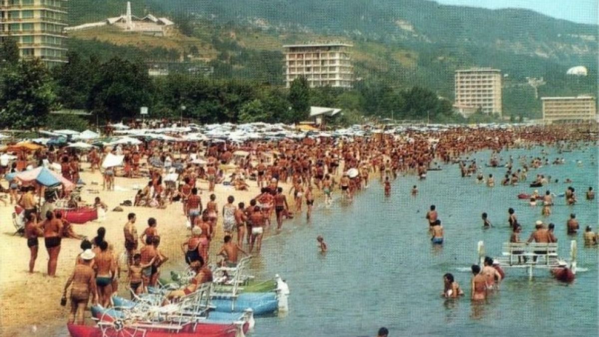 Спомени от соца: Как едно време ходехме на море за 50 лева с карта от завода