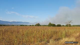 Край Казанлък е страшно! Огнената стихия пълзи към погребите на "Арсенал", затвориха пътя  ВИДЕО 