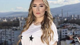 Без свян: Дара Екимова лъсна по зърна СНИМКА 18+