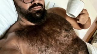 Без свян: Косматият Азис си го показа СНИМКА 18+