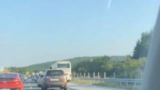 На "Тракия" е ад! Куп шофьори в ужасна тапа в жегата на път за морето ВИДЕО 