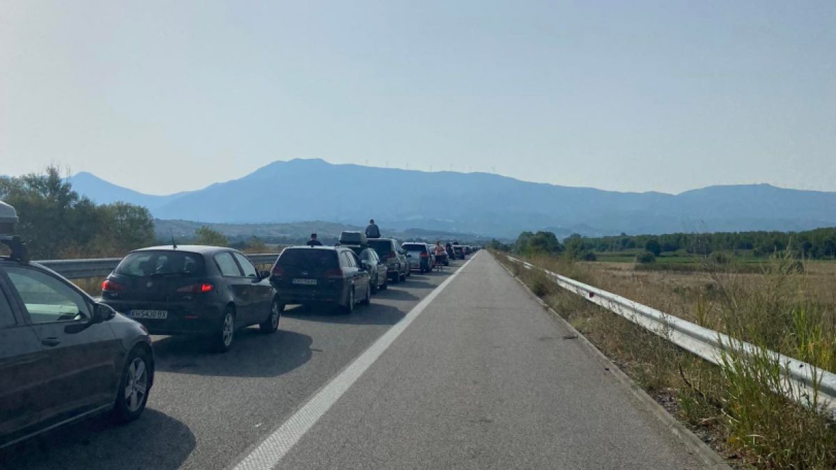 На Кулата е страшно: Адска тапа изкара хората от колите и... СНИМКА