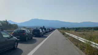 На Кулата е страшно: Адска тапа изкара хората от колите и... СНИМКА