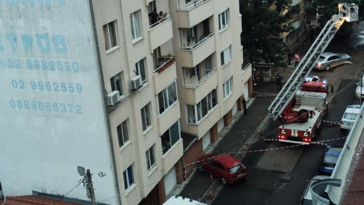 Само в БЛИЦ! Невиждано зрелище в София: Валят пари от небето, а полицаи и пожарникари ги събират ВИДЕО