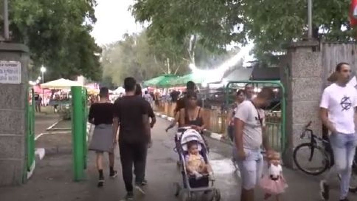 Нищо не може да спре купона в този български град - нито кебапче за 3 лв., нито бира за 4 