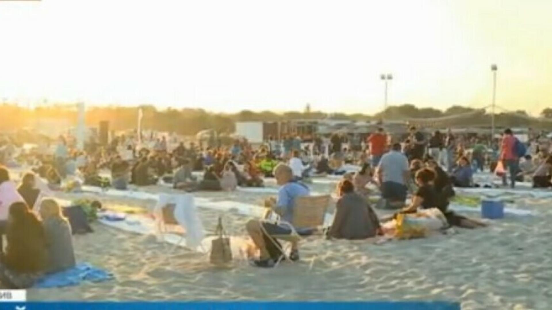 Огромен брой хора се събраха на "Най-дългата вечеря" на плажа в "Аспарухово"