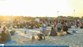 Огромен брой хора се събраха на "Най-дългата вечеря" на плажа в "Аспарухово"