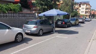 Намери му цаката! Бургазлия откри как да предпази колата си от жаркото слънце СНИМКА