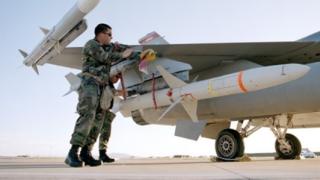 Експерти разказаха какво представляват ракетите AGM-88 HARM, които ще идват във ВСУ