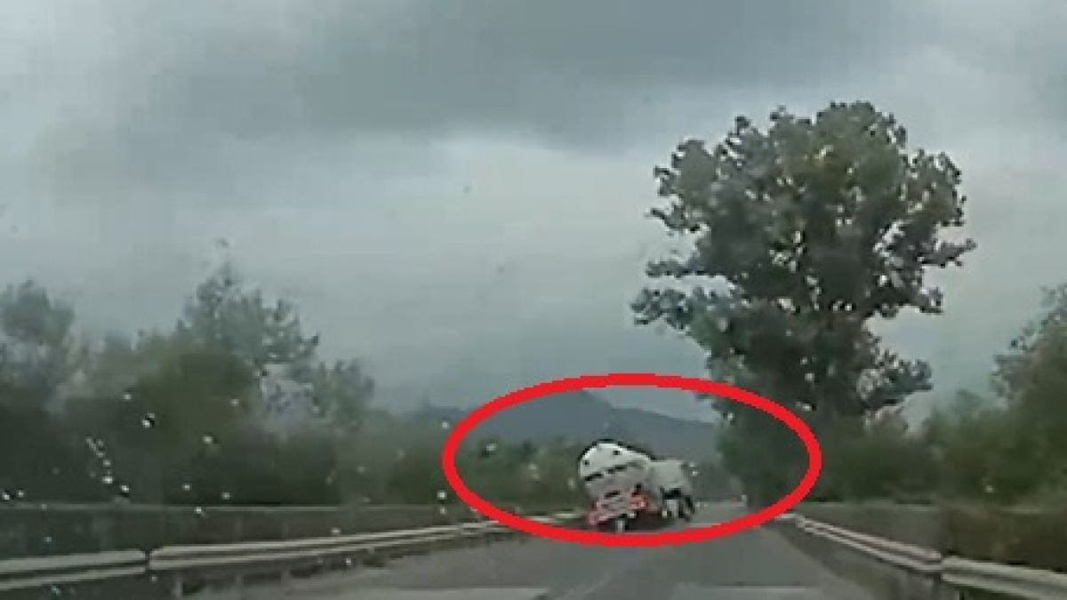 ВИДЕО разкрива как е станало адското меле с цистерна и джип край Ботевград