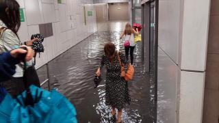 Проливният дъжд в София наводни станция на метрото СНИМКИ 