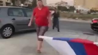 Пияна украинка нападна рускиня с нож в Кипър, дойде полиция и... ВИДЕО
