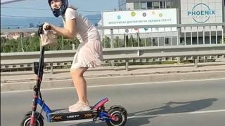 Емили Тротинетката се преби със 100 км/ч на Околовръстното, задникът й е... ВИДЕО