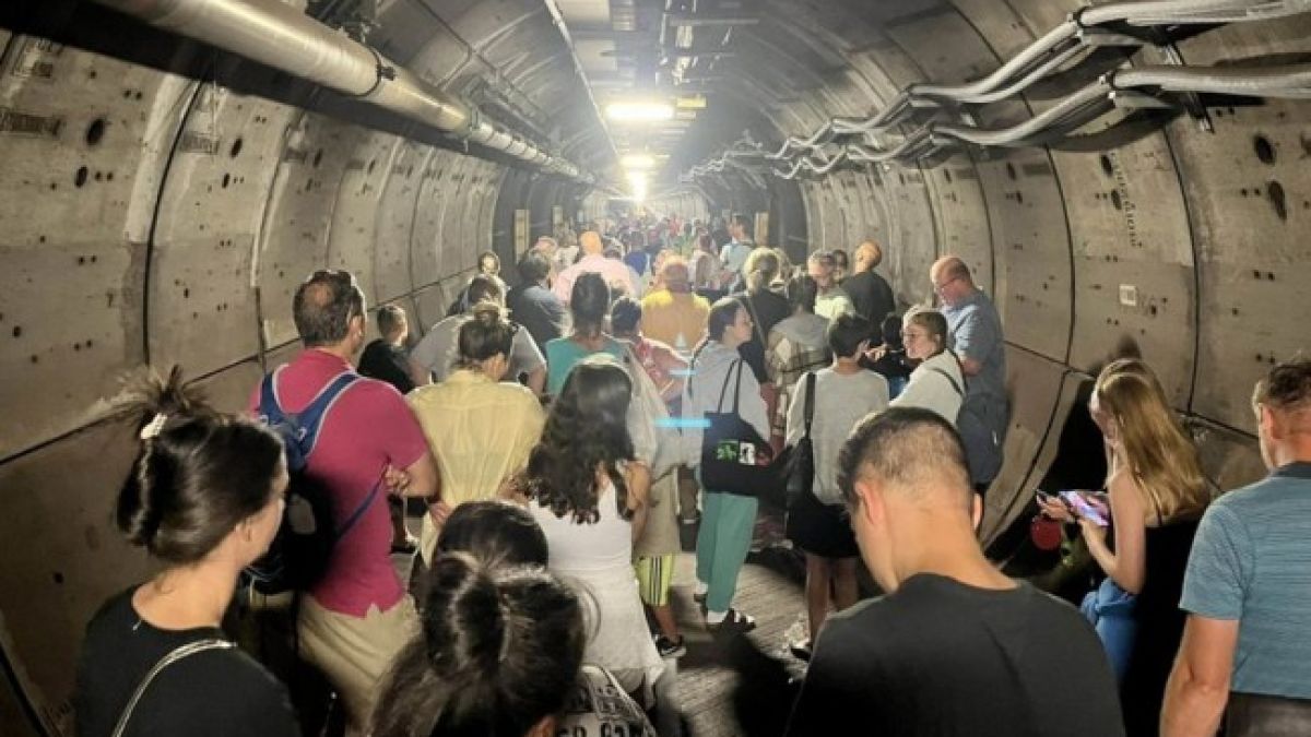 Такова нещо в тунела под Ламанша не бе ставало, близо 5 часа... ВИДЕО