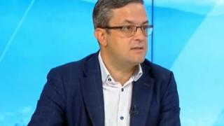 Настимир Ананиев пробва да защити Петков пред Тома Биков, но си вкара автогол