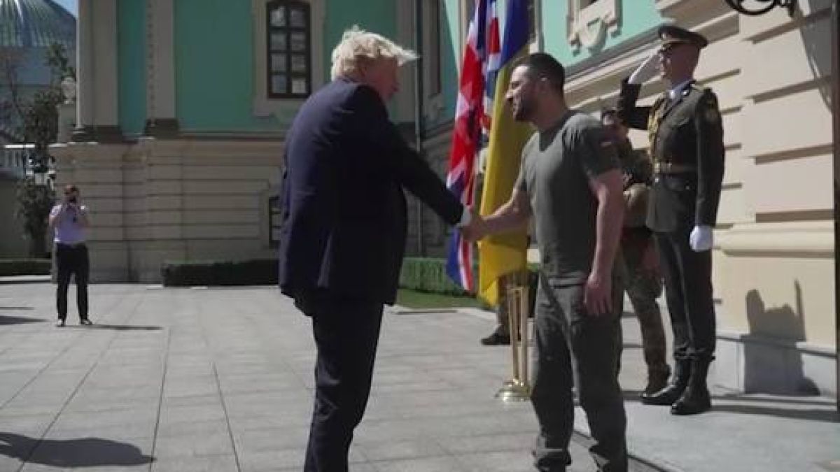 Джонсън на крака при Зеленски за празника, обеща му... ВИДЕО 