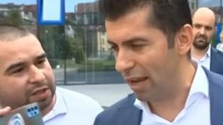 Журналисти обвиниха Петков, че като премиер нанасял побои в кабинета си в МС