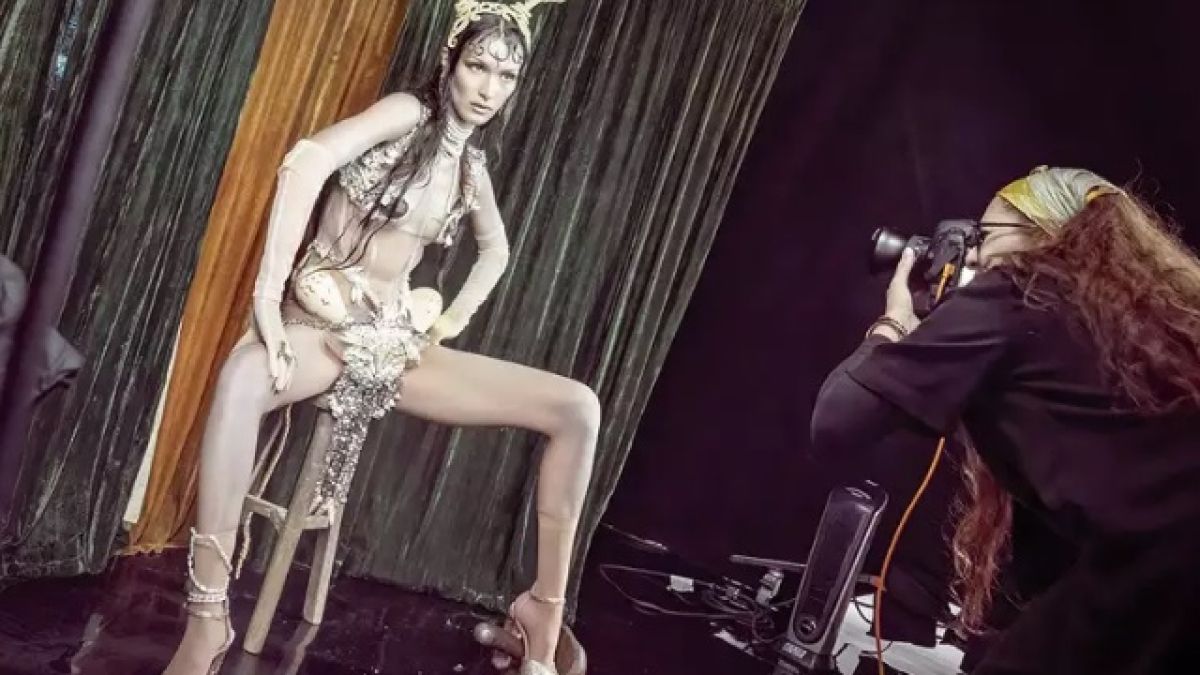 Появиха се първите СНИМКИ 18+ от новия календар на Pirelli