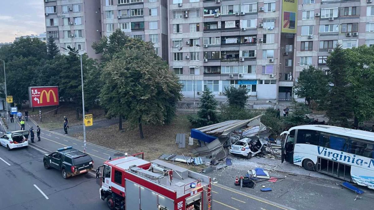 Ето причината за фаталното меле с двама полицаи при гонка с мигранти в Бургас СНИМКИ 18+