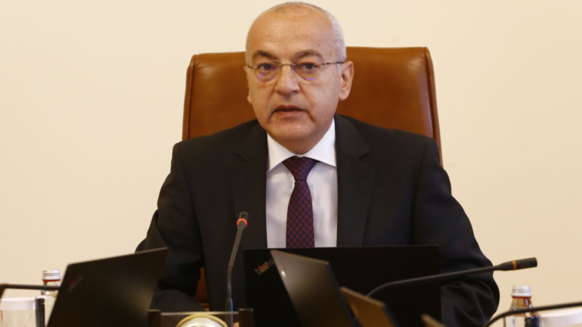 Служебният премиер отряза още една глава по върховете