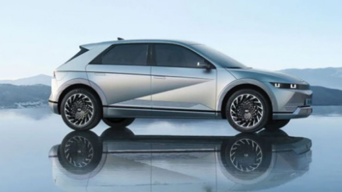 Експертите от Car and Driver избраха най-добрия електромобил за 2022 г. ВИДЕО