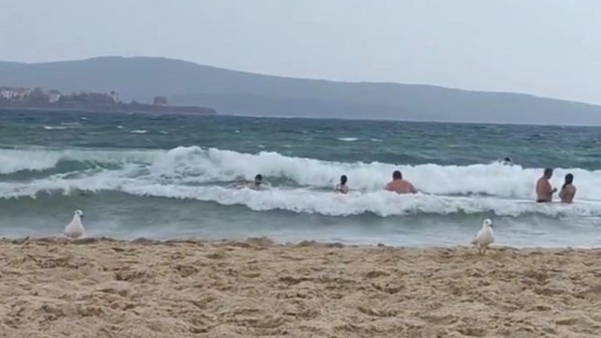 Лошо време ли? Я ги вижте тези смелчаци на Китен ВИДЕО 