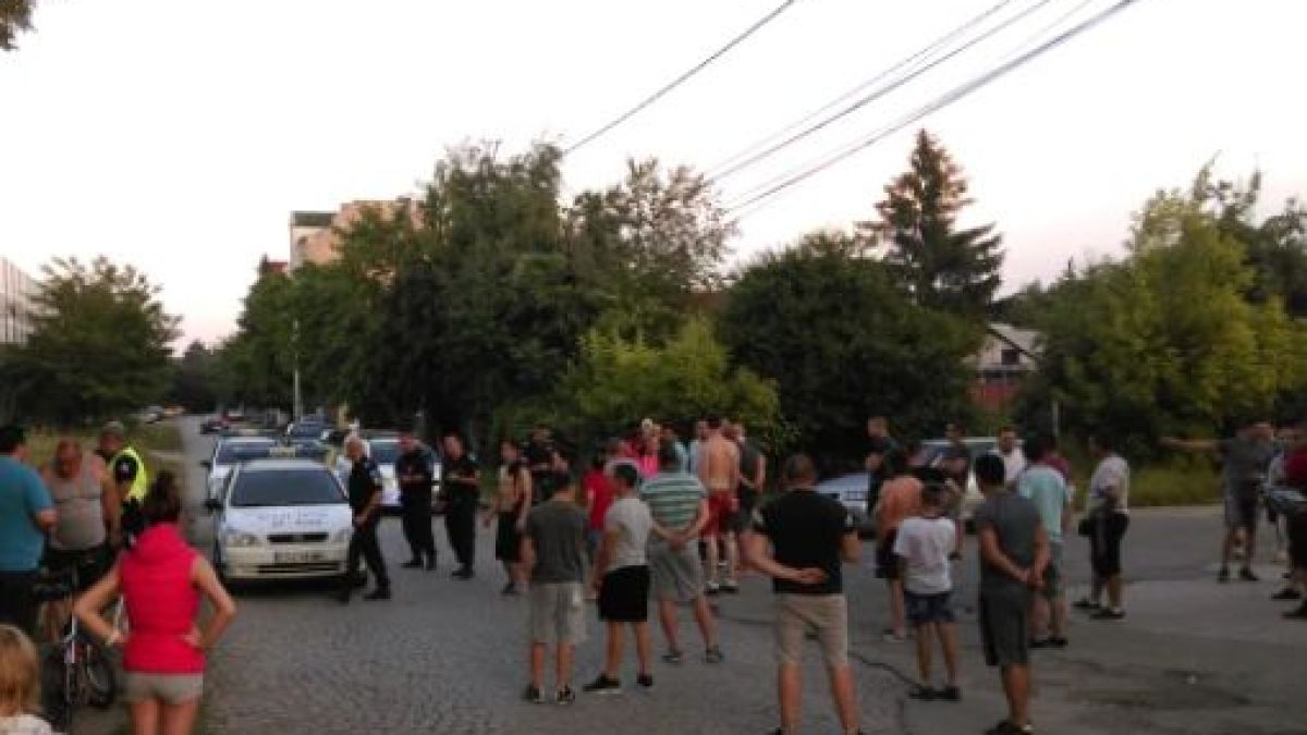 Първо в БЛИЦ! Сблъсъци между два ромски рода в махалата на Нова Загора, има пострадали