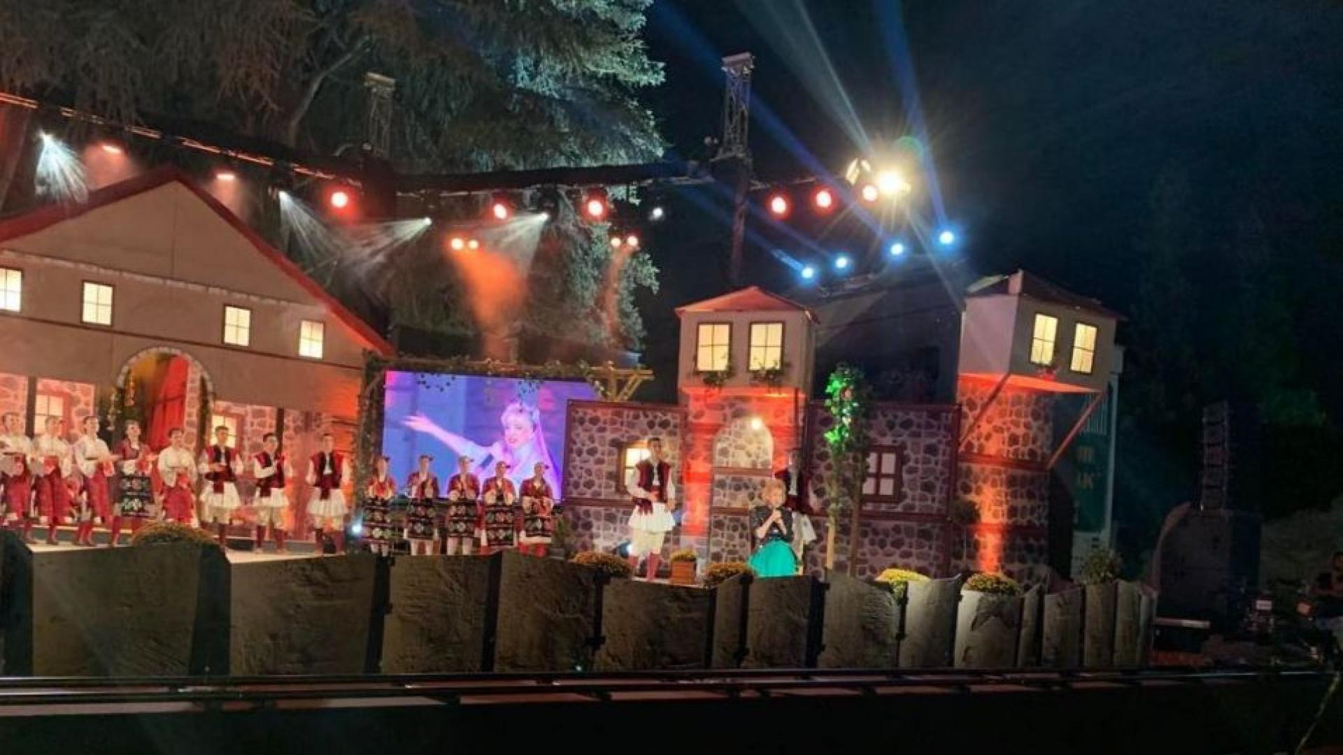 Сашка Васева отново на сцената, публиката плаче СНИМКИ 